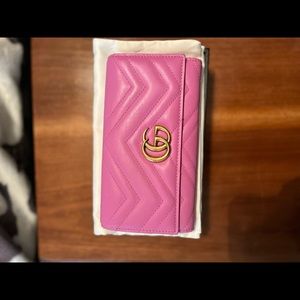 Authentic Gucci wallet. Comes with box, dust bag, and proof of authenticity.